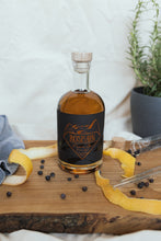 Lade das Bild in den Galerie-Viewer, Premium Gin Barrel Aged von Roshain - „Amarone Edition“ - Roshain Spirituosen Manufaktur